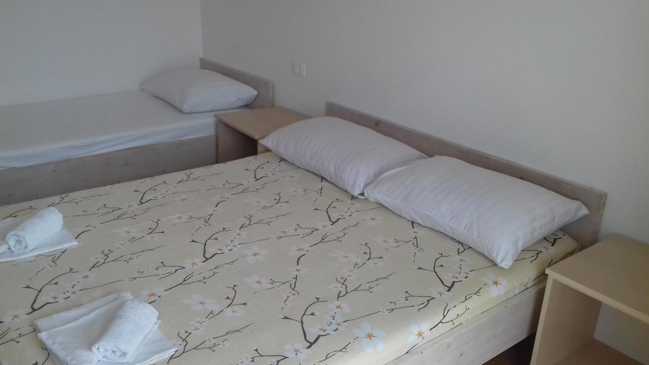 Apartmani M&M Brist Bagian luar foto